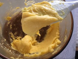 7、宝宝辅食：手指泡芙，好吃又好做,拌好的面团是比较顺滑的状态，提起刮刀，有低落的趋势但不是很稀，有倒三角的形状；不一定需要把所有的蛋液加入，需要自己去判断哦！