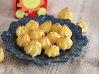 11、宝宝辅食：手指泡芙，好吃又好做,烤箱预热190度，190度烤3分钟，转150度15分钟。这次泡芙顶部颜色偏深了一些，因为刚开始温度太高，竟然调成了200度。好在亡羊补牢，为时不晚。大家引以为鉴哦！