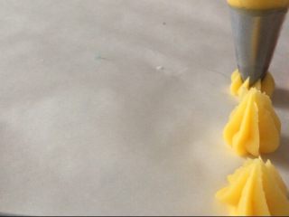 9、宝宝辅食：手指泡芙，好吃又好做,装入裱花袋，可以借助裱花嘴来造型，没有也没关系。