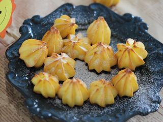 13、宝宝辅食：手指泡芙，好吃又好做,撒点糖粉装饰，颜值更高。