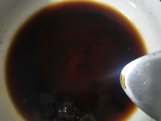 1、猫耳朵,准备一个碗加红糖，用温水化开