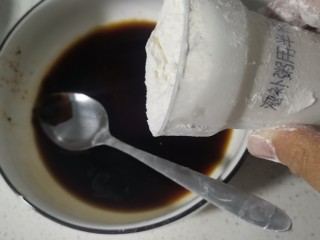 2、猫耳朵,加100克面粉和成光滑的面团。如果水少可以在加一点