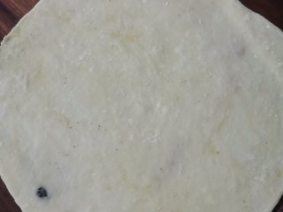 8、猫耳朵,白糖的面团也擀成大薄片