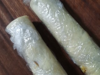 12、猫耳朵,卷成卷中间切开，用保鲜膜包上放冰箱冷冻1 个  半小时