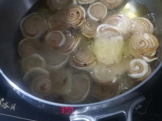 14、猫耳朵,起锅烧油下入喵耳朵