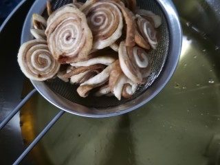 15、猫耳朵,炸到变颜色定型后捞出控油