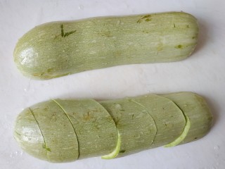 2、西红柿西葫芦炒肉片,在每一半均匀的斜刀