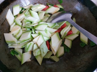 13、西红柿西葫芦炒肉片,放入西葫芦翻炒