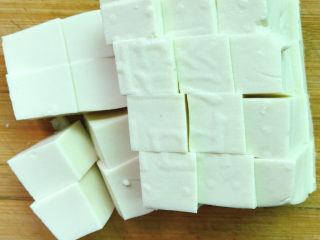 12、奶白鲫鱼豆腐汤,切成块