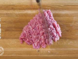 3、12m+彩色饺子（宝宝辅食）,猪肉剁成馅，想省事可以在市场直接打好哈~