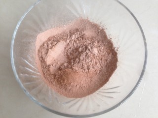 1、脏脏蛋糕卷,面粉和可可粉过筛两次备用