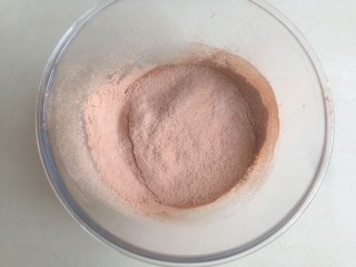 3、脏脏蛋糕卷,把粉类过筛进去