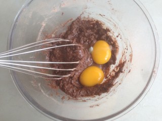 5、脏脏蛋糕卷,分两次加入蛋黄，划Z字拌，拌好之后再加入蛋黄拌