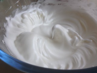 7、脏脏蛋糕卷,蛋清分三次加入糖，用电动打蛋器打至湿性发泡，提起打蛋头，蛋白霜有大弯钩，这样做出来的蛋糕卷才容易卷起来，不会裂