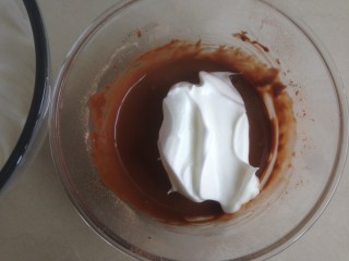 8、脏脏蛋糕卷,舀1/3打发好的蛋白霜到蛋黄糊里，用刮刀从底部向上翻拌均匀