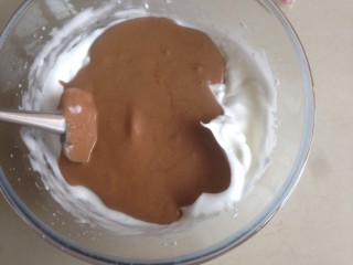 9、脏脏蛋糕卷,再倒回剩余的蛋白霜里