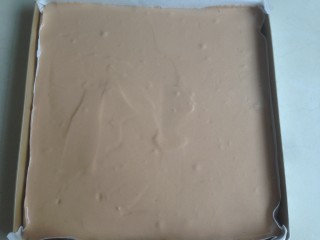 11、脏脏蛋糕卷,倒入已铺油纸的正方形烤盘里，刮平表面，在桌面上震出气泡