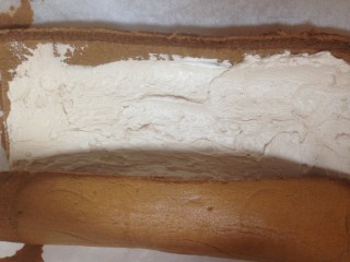 14、脏脏蛋糕卷,将可可味的淡奶油涂抹在蛋糕上，卷起，放入冰箱冷藏2个小时定型