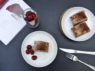 15、脏脏蛋糕卷,剩下的淡奶油加糖，打发至流动性强的淡奶油，淋在蛋糕卷上，在上面撒上可可粉即可