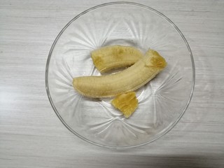 1、香蕉巧克力马芬蛋糕,使用香蕉皮带黑点的香蕉