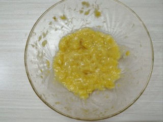 2、香蕉巧克力马芬蛋糕,压成香蕉泥