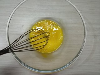 3、香蕉巧克力马芬蛋糕,鸡蛋液打散