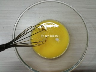 4、香蕉巧克力马芬蛋糕,倒入水，油和糖，搅拌均匀