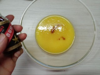 5、香蕉巧克力马芬蛋糕,还可以加一点点香草精，增加风味，没有的也可以不加