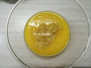 6、香蕉巧克力马芬蛋糕,把香蕉泥倒入拌匀