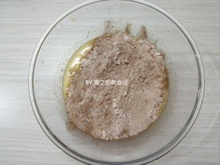 7、香蕉巧克力马芬蛋糕,把提前混合并过筛的面粉，可可粉，泡打粉和盐倒入