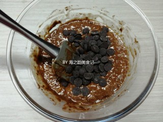 9、香蕉巧克力马芬蛋糕,倒入巧克力豆