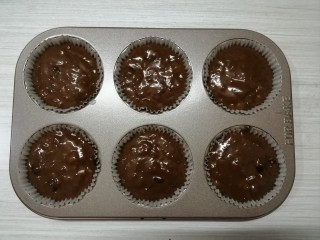 11、香蕉巧克力马芬蛋糕,把蛋糕糊装入纸杯内