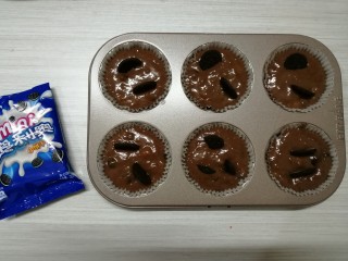 12、香蕉巧克力马芬蛋糕,放上小饼干