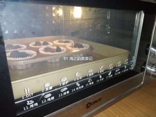 13、香蕉巧克力马芬蛋糕,放入已经预热到175度的东菱K40c烤箱最下一层，烘烤30分钟左右