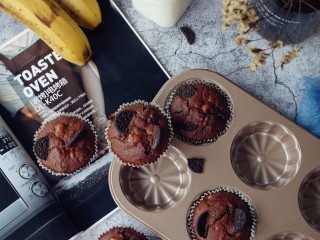 14、香蕉巧克力马芬蛋糕,烘烤结束，把蛋糕取出，晾凉