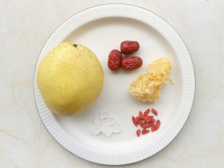 1、冰糖银耳雪梨羹,准备好所有食材。