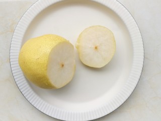 2、冰糖银耳雪梨羹,在三分之一处切开。