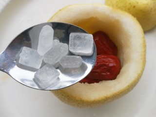 7、冰糖银耳雪梨羹,冰糖。