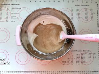 8、可可奶油夹心蛋糕,8、倒入剩余的一半蛋黄糊中。