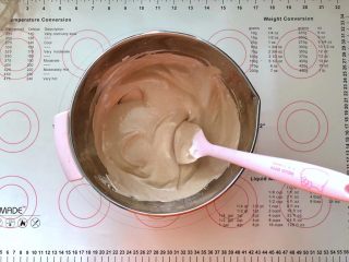 9、可可奶油夹心蛋糕,9、搅拌均匀。