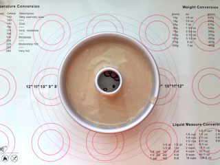 10、可可奶油夹心蛋糕,10、倒入模具中，震出气泡。