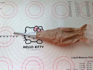 14、可可奶油夹心蛋糕,14、装入裱花袋，裱花袋提前装好裱花嘴。