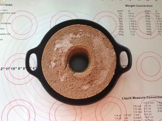 15、可可奶油夹心蛋糕,15、将奶油从扎好的地方挤进去。