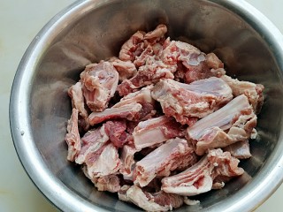 1、红烧羊排烩剪刀面,准备羊排，斩小块。