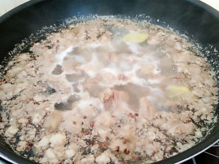 3、红烧羊排烩剪刀面,戳水的过程不能盖锅盖，以防肉至浑浊。