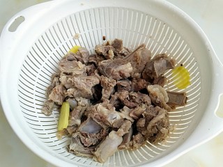 4、红烧羊排烩剪刀面,辍水后彻底清洗干净血末。
