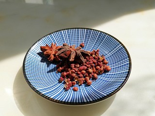 5、红烧羊排烩剪刀面,准备花椒粒，和八角。