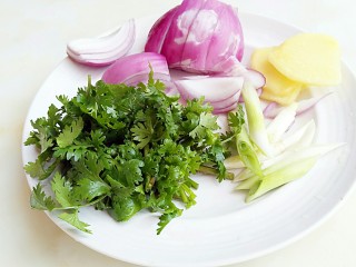 6、红烧羊排烩剪刀面,洋葱切块，葱切段姜切切，香菜洗净切段。