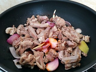 9、红烧羊排烩剪刀面,倒入羊排翻炒。