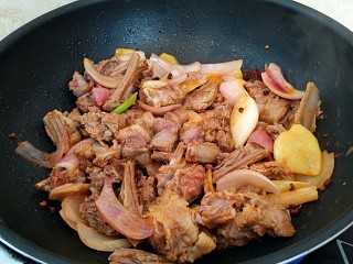 10、红烧羊排烩剪刀面,翻炒至出香味。